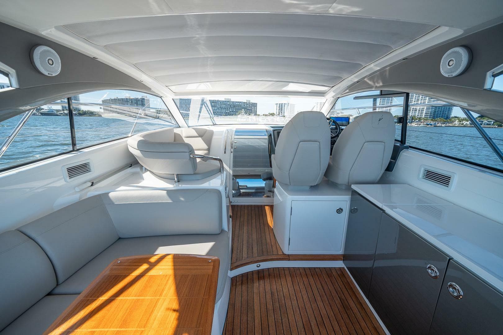 2021 Princess V40 — photo 11