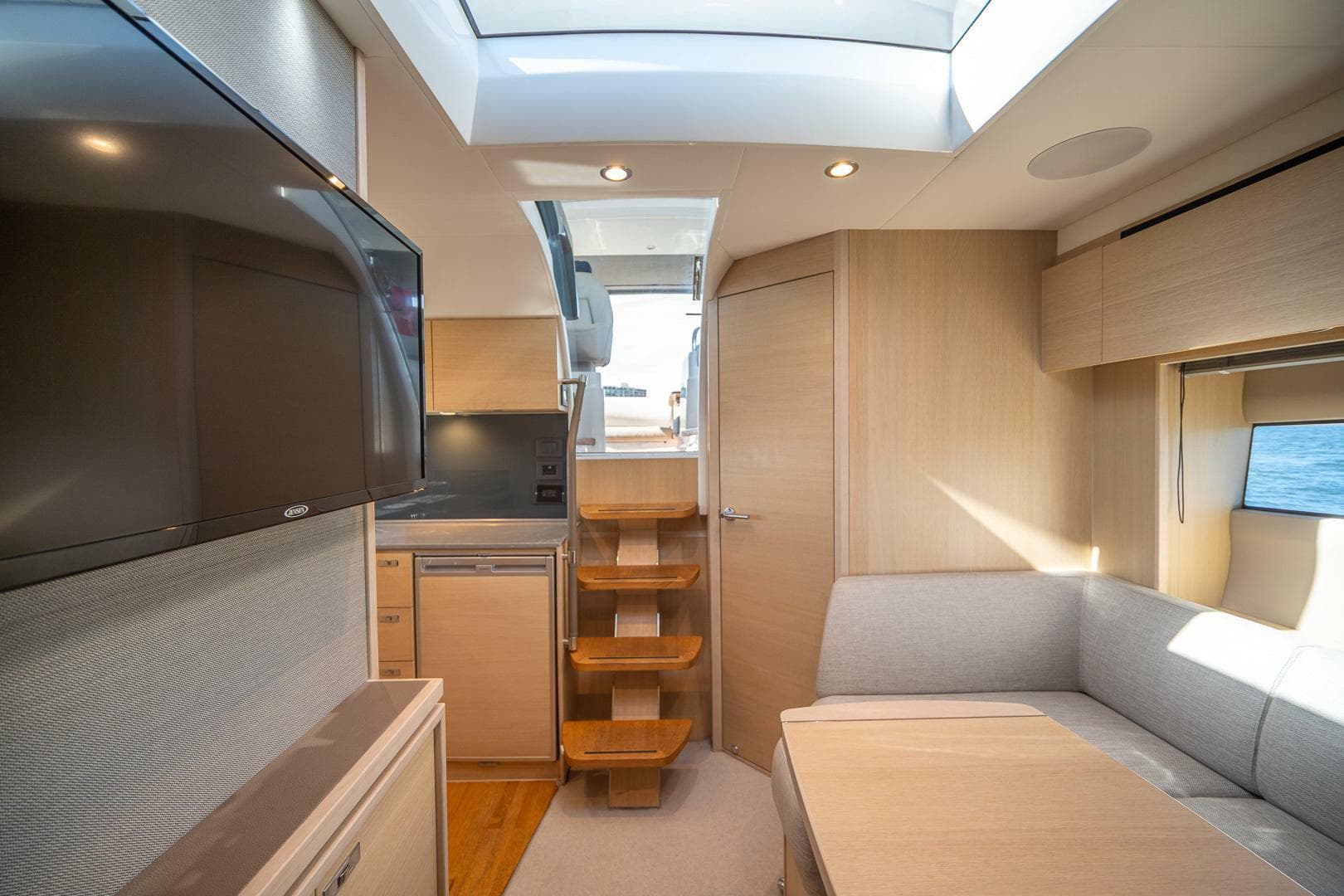 2021 Princess V40 — photo 20