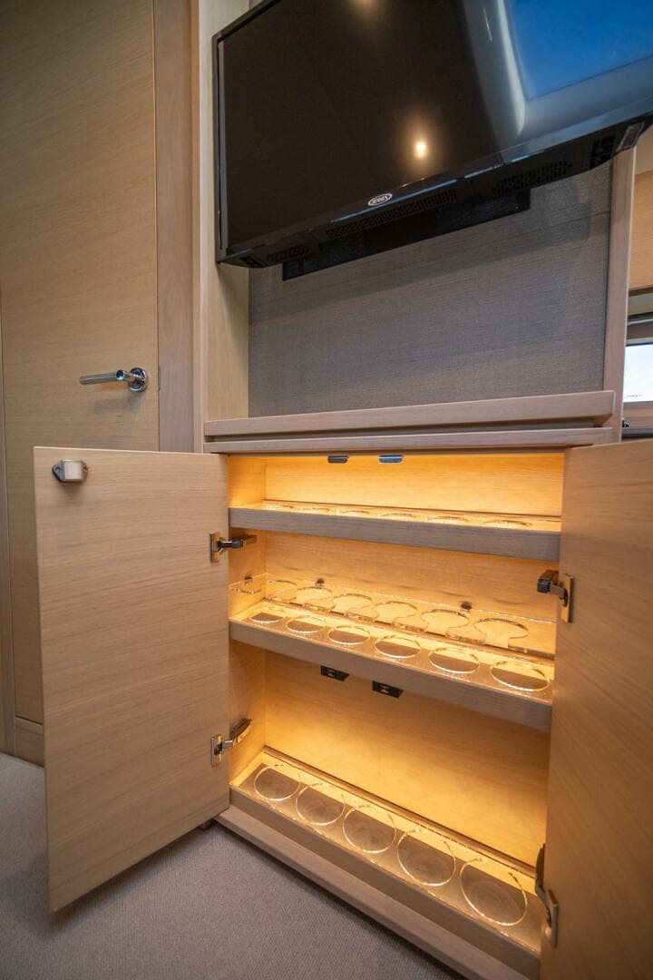 2021 Princess V40 — photo 25