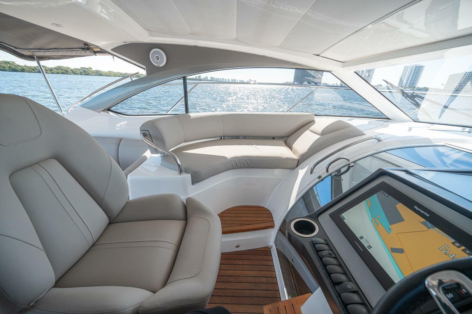 2021 Princess V40 — photo 18