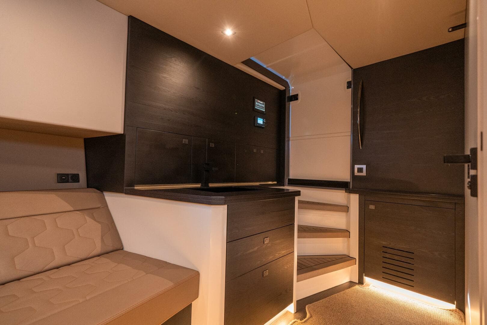 2022 Vanquish Yachts Vq 45 — photo 29