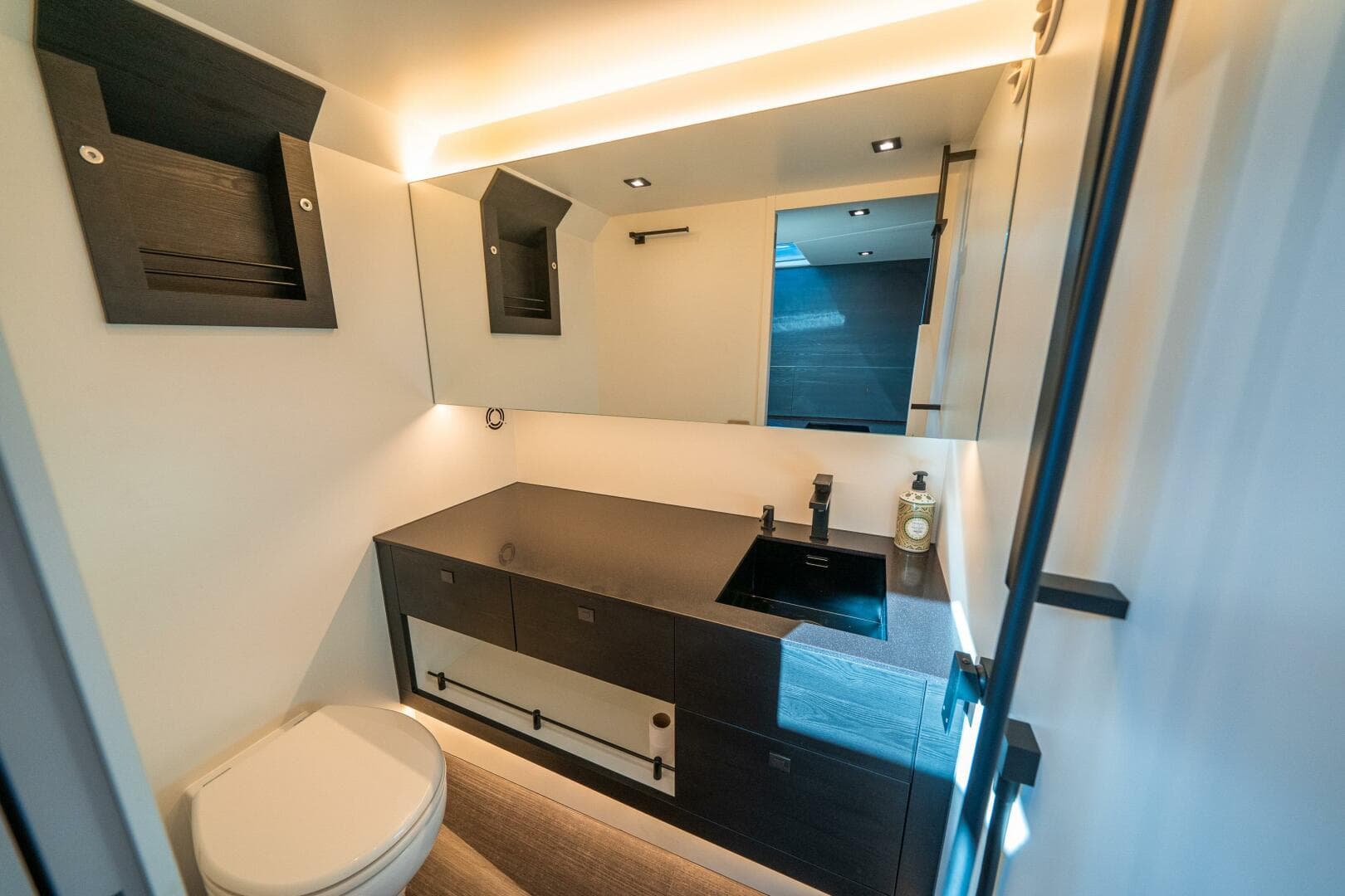 2022 Vanquish Yachts Vq 45 — photo 31