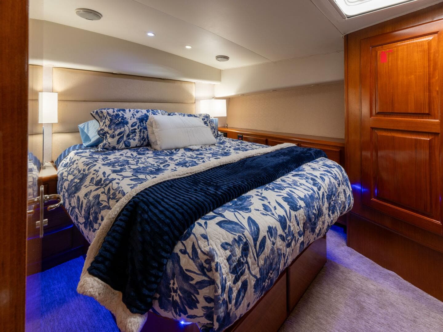 1998 Viking 58 Convertible — photo 19