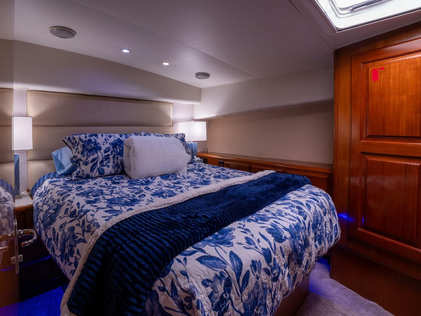 1998 Viking 58 Convertible — photo 32