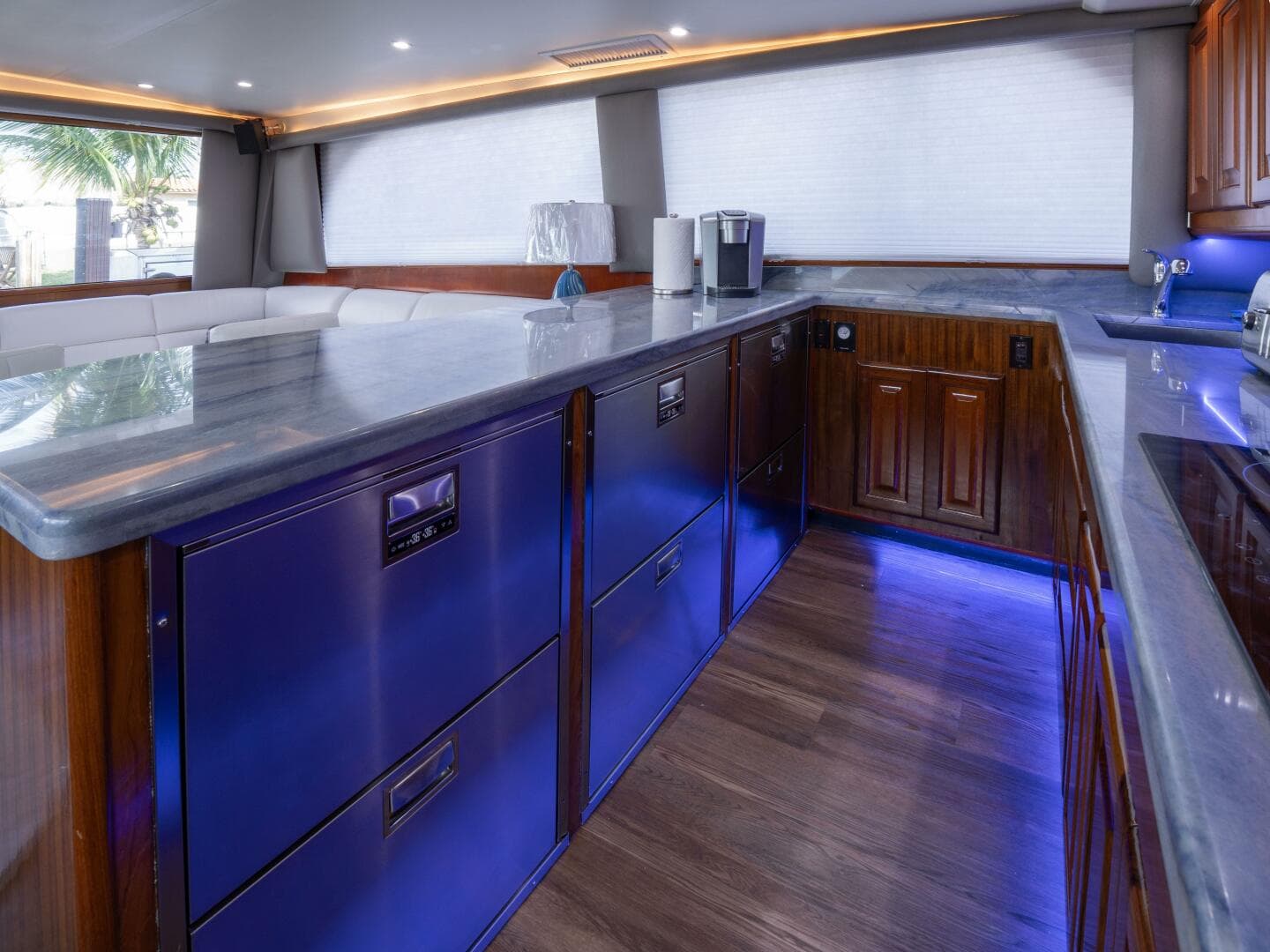 1998 Viking 58 Convertible — photo 29