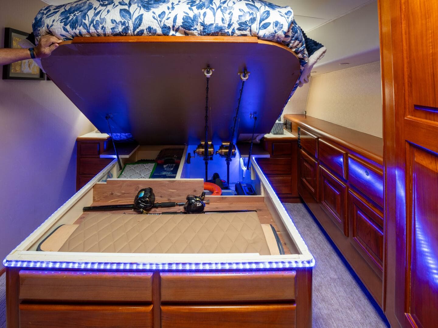 1998 Viking 58 Convertible — photo 48