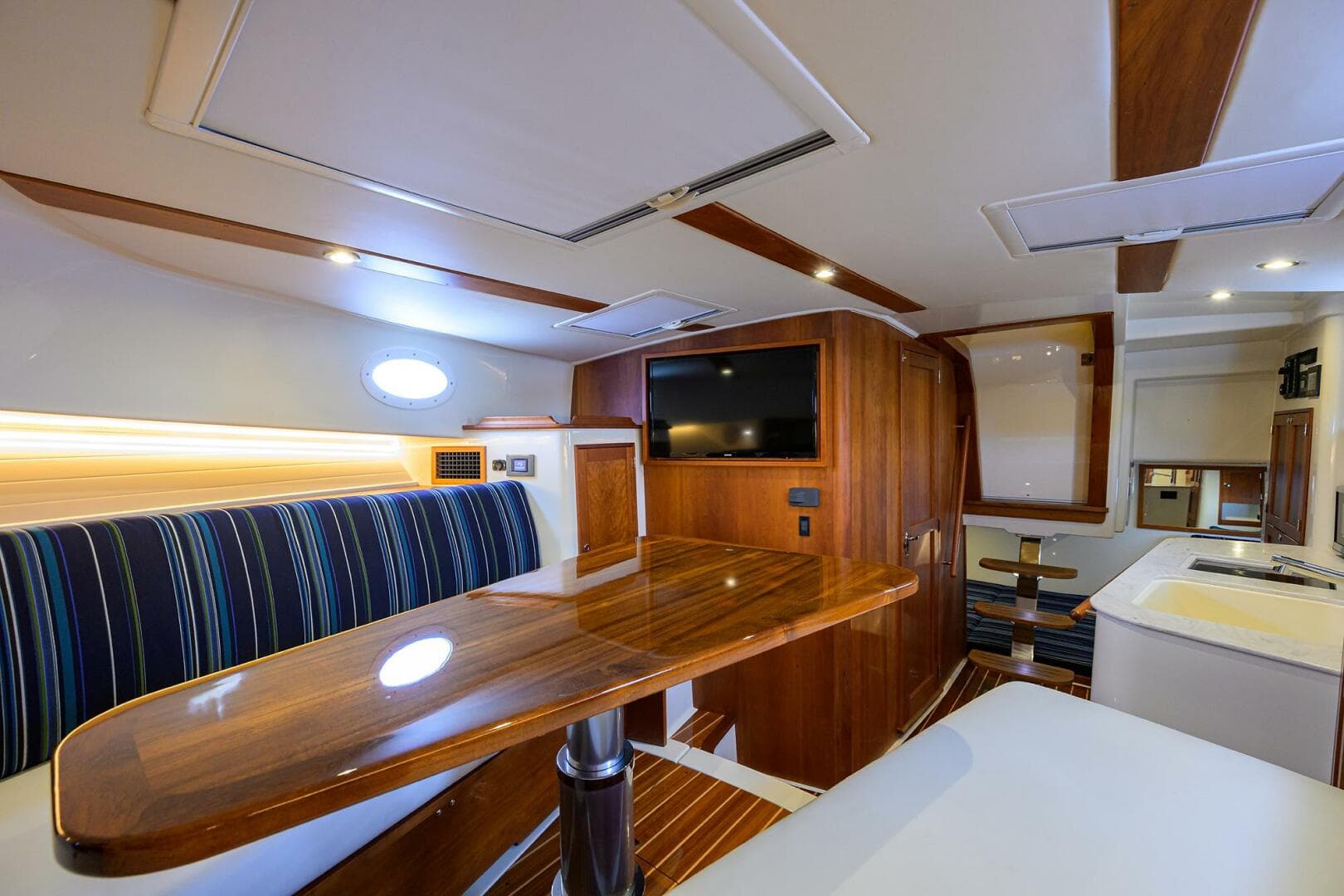 2022 Hinckley 40X — photo 43