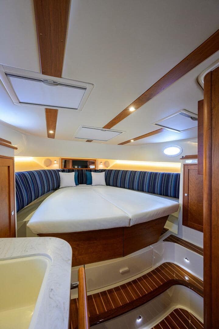 2022 Hinckley 40X — photo 48