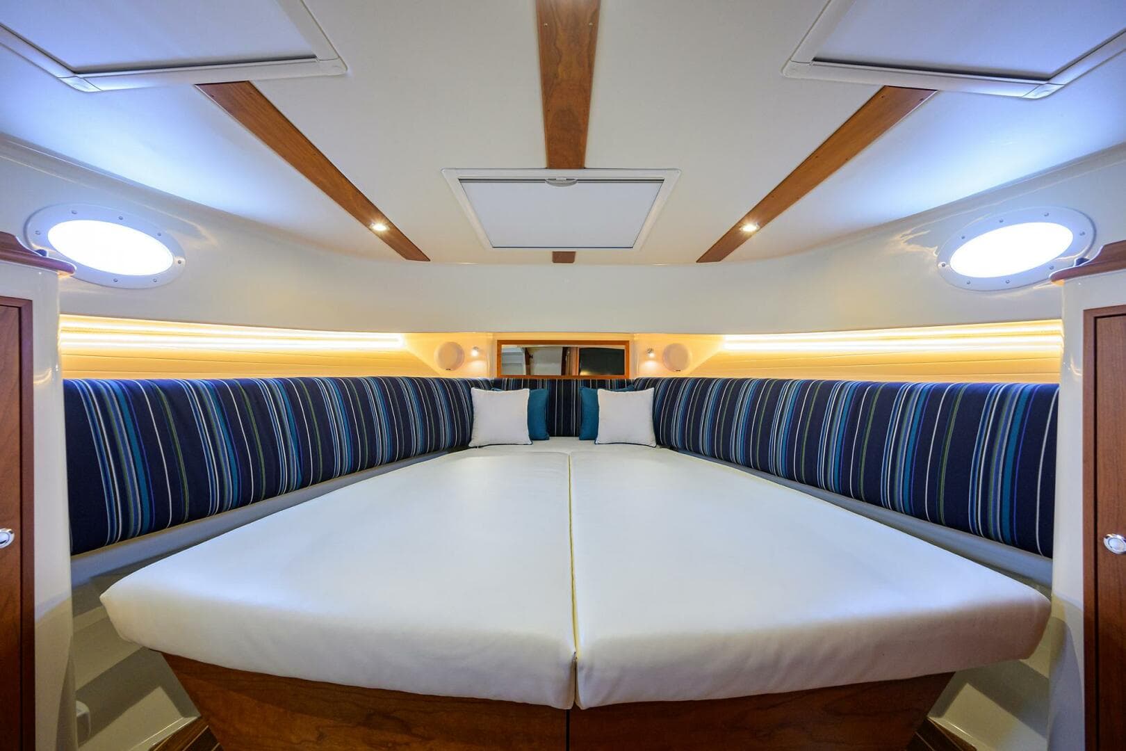 2022 Hinckley 40X — photo 49