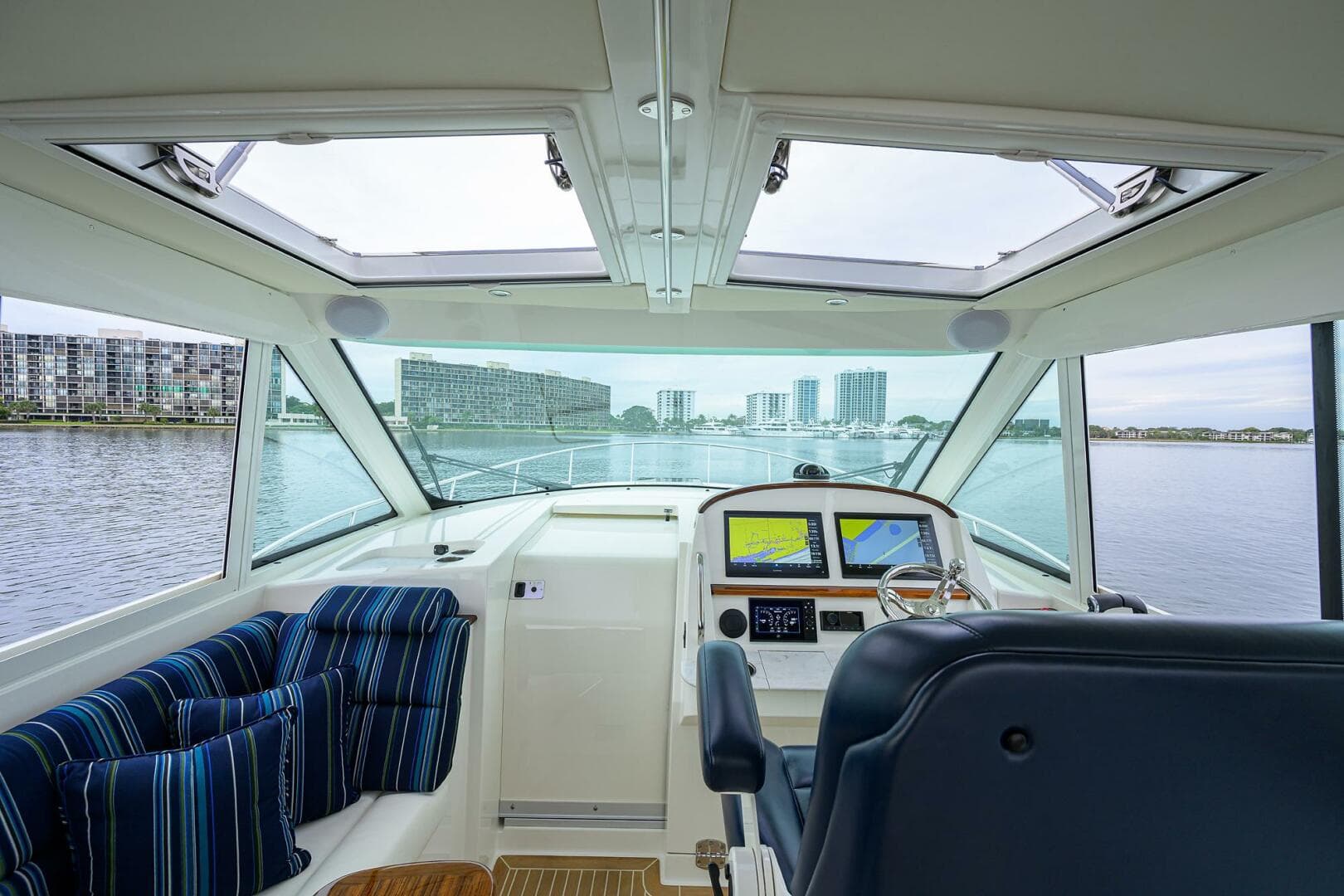 2022 Hinckley 40X — photo 39