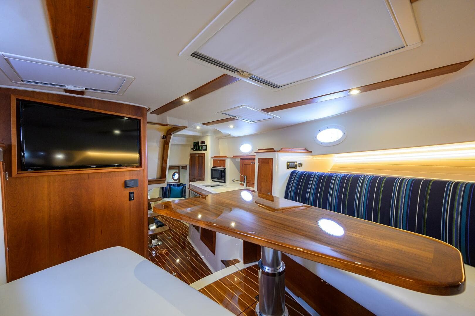 2022 Hinckley 40X — photo 47