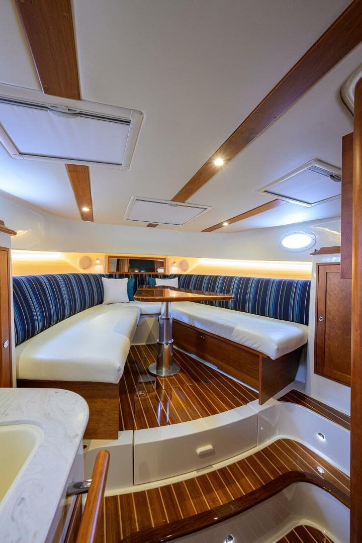 2022 Hinckley 40X — photo 41