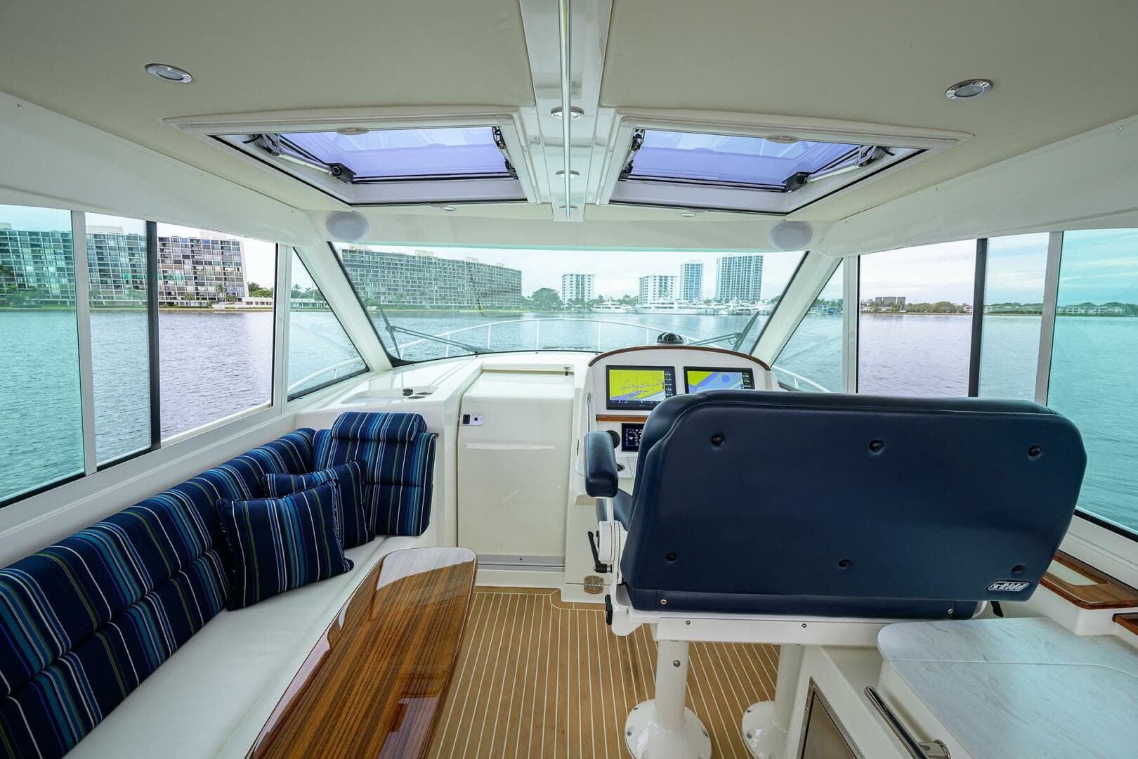 2022 Hinckley 40X — photo 35