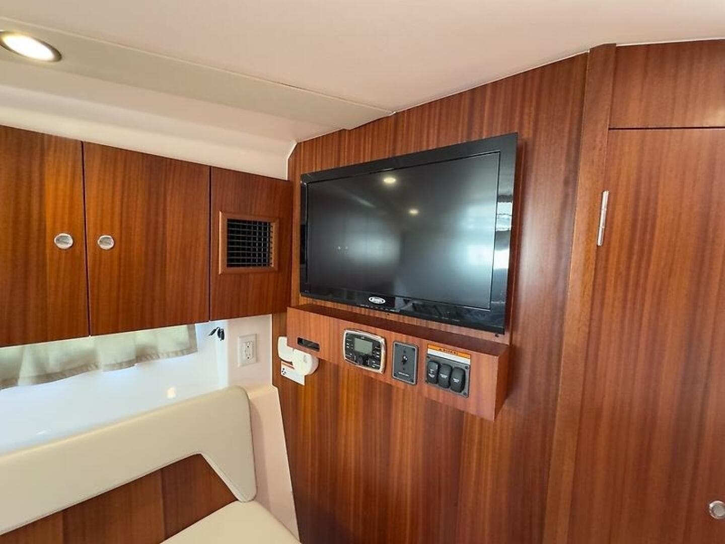 2015 Pursuit Sc 365I Sport Coupe — photo 35