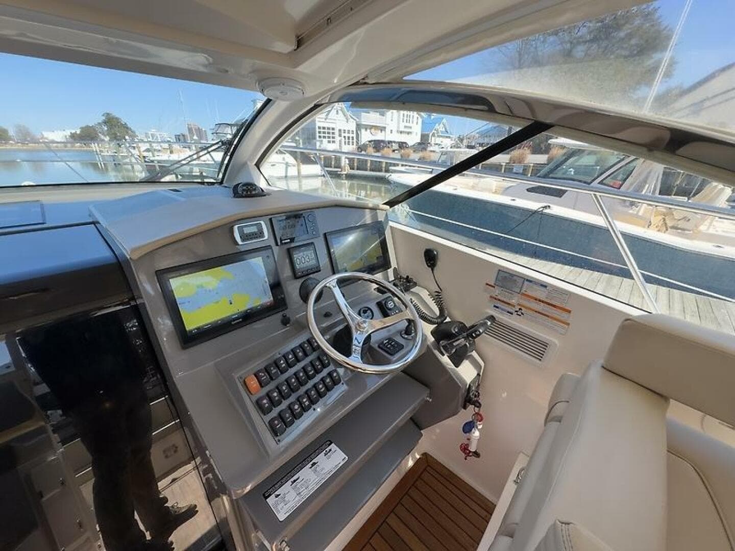 2015 Pursuit Sc 365I Sport Coupe — photo 3