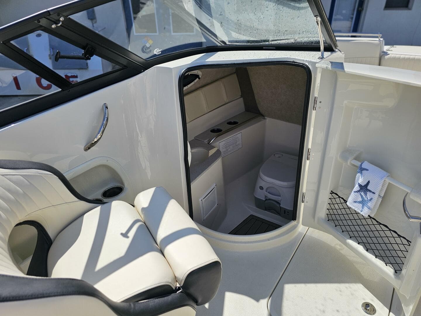 2022 Stingray 231 — photo 10