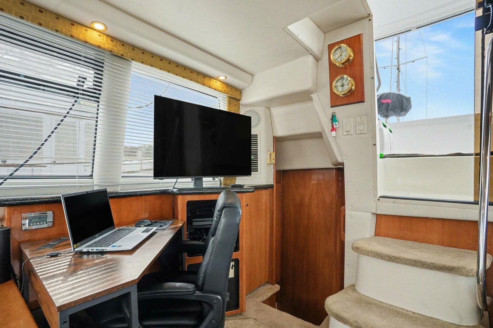 2001 Carver 356 — photo 19