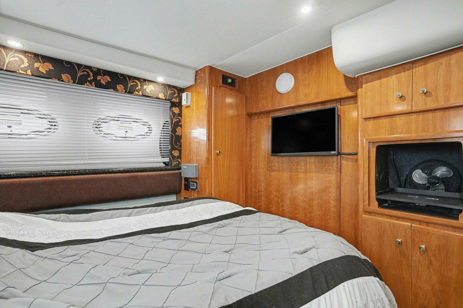 2001 Carver 356 — photo 18