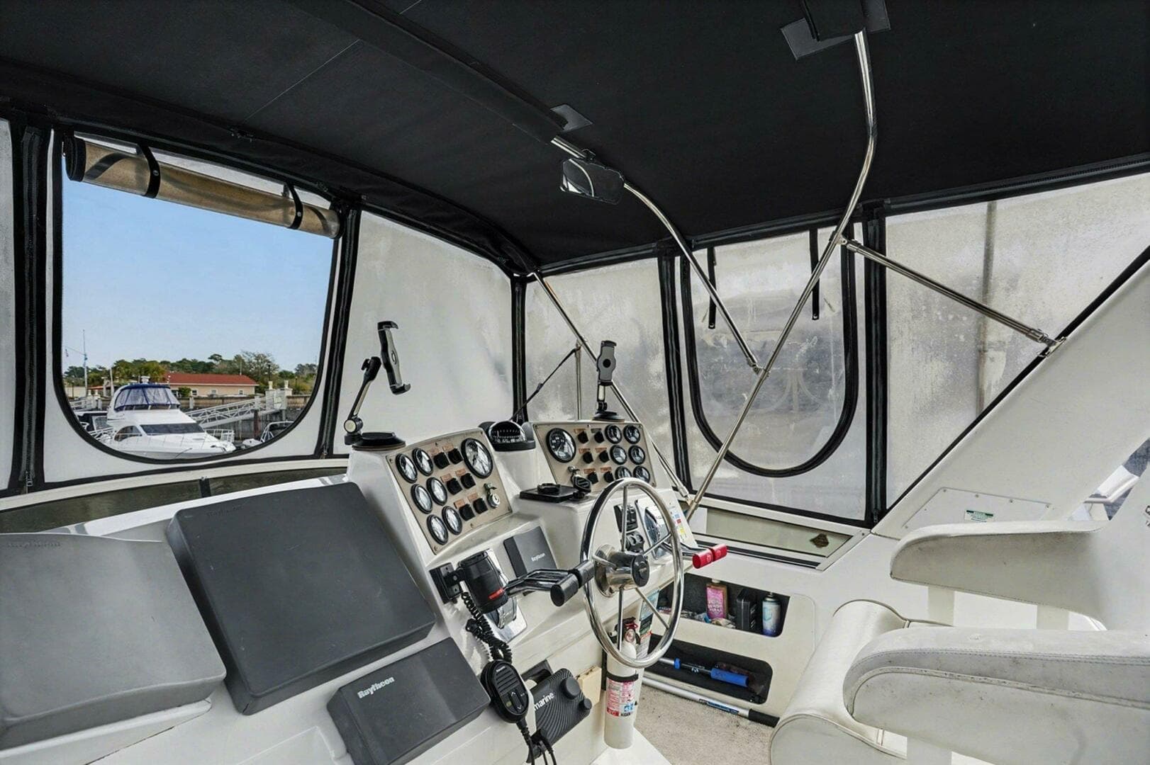 2001 Carver 356 — photo 22