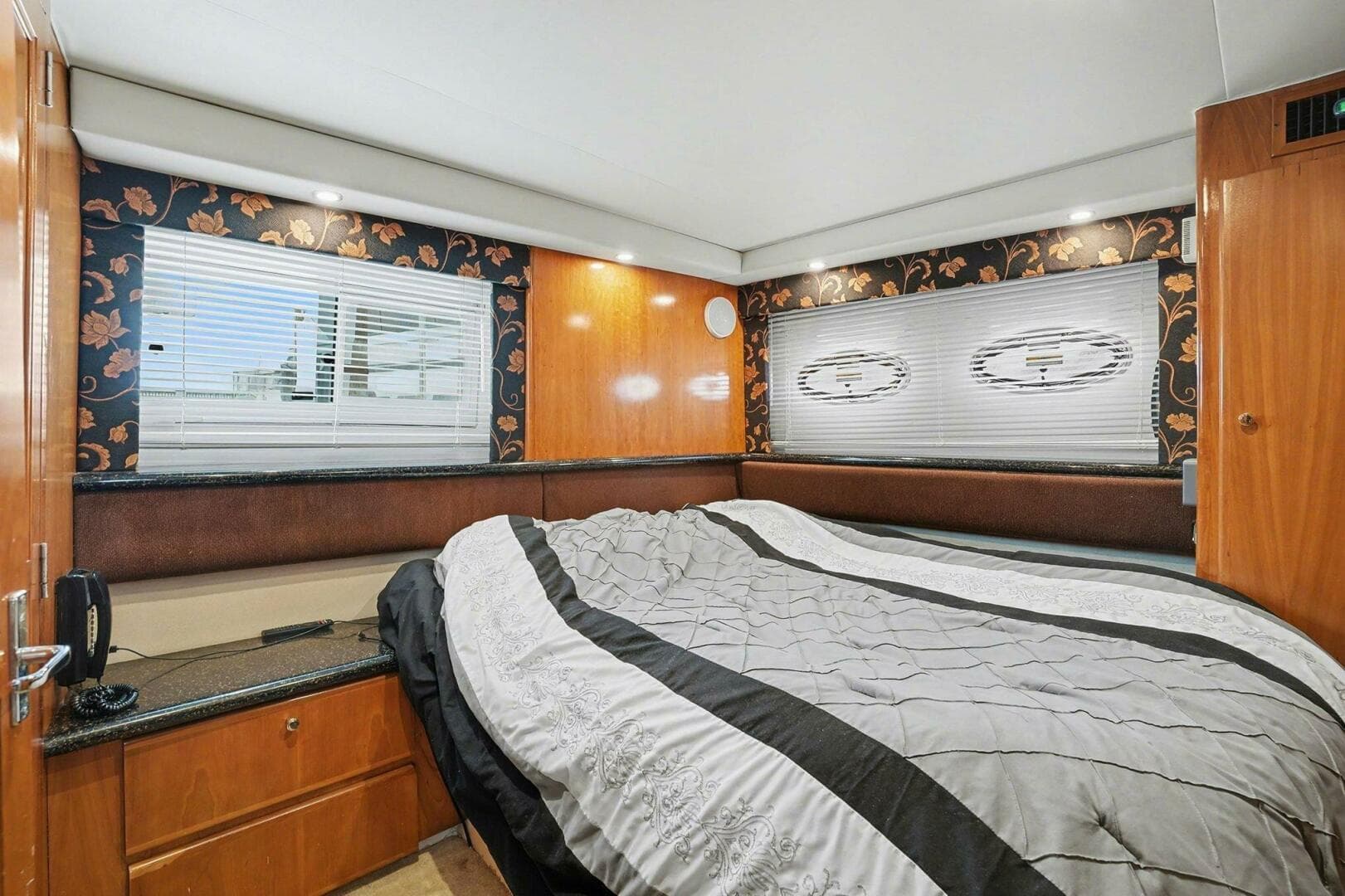 2001 Carver 356 — photo 17