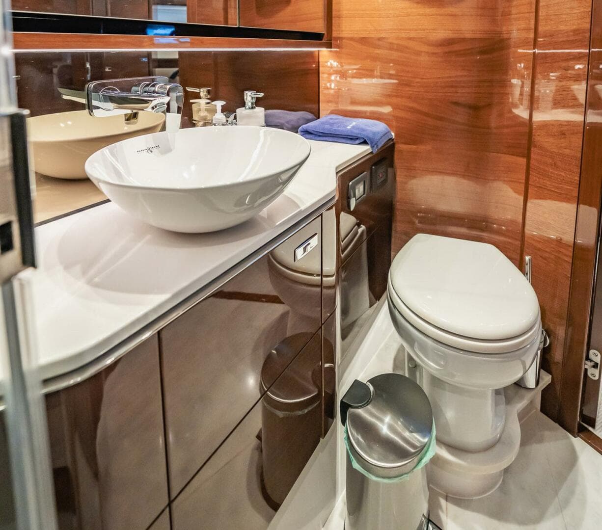 2019 Princess F55 — photo 22