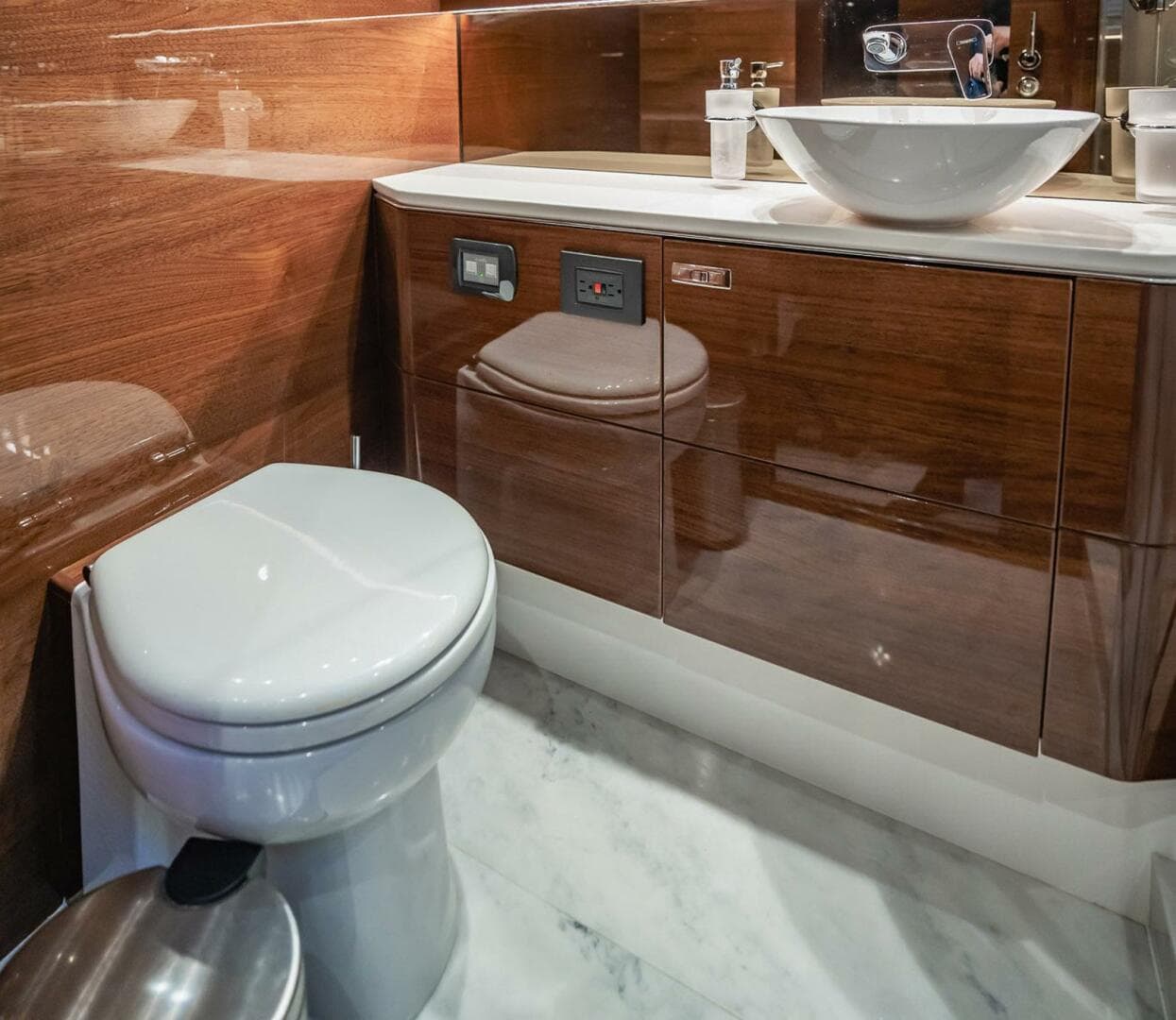 2019 Princess F55 — photo 31