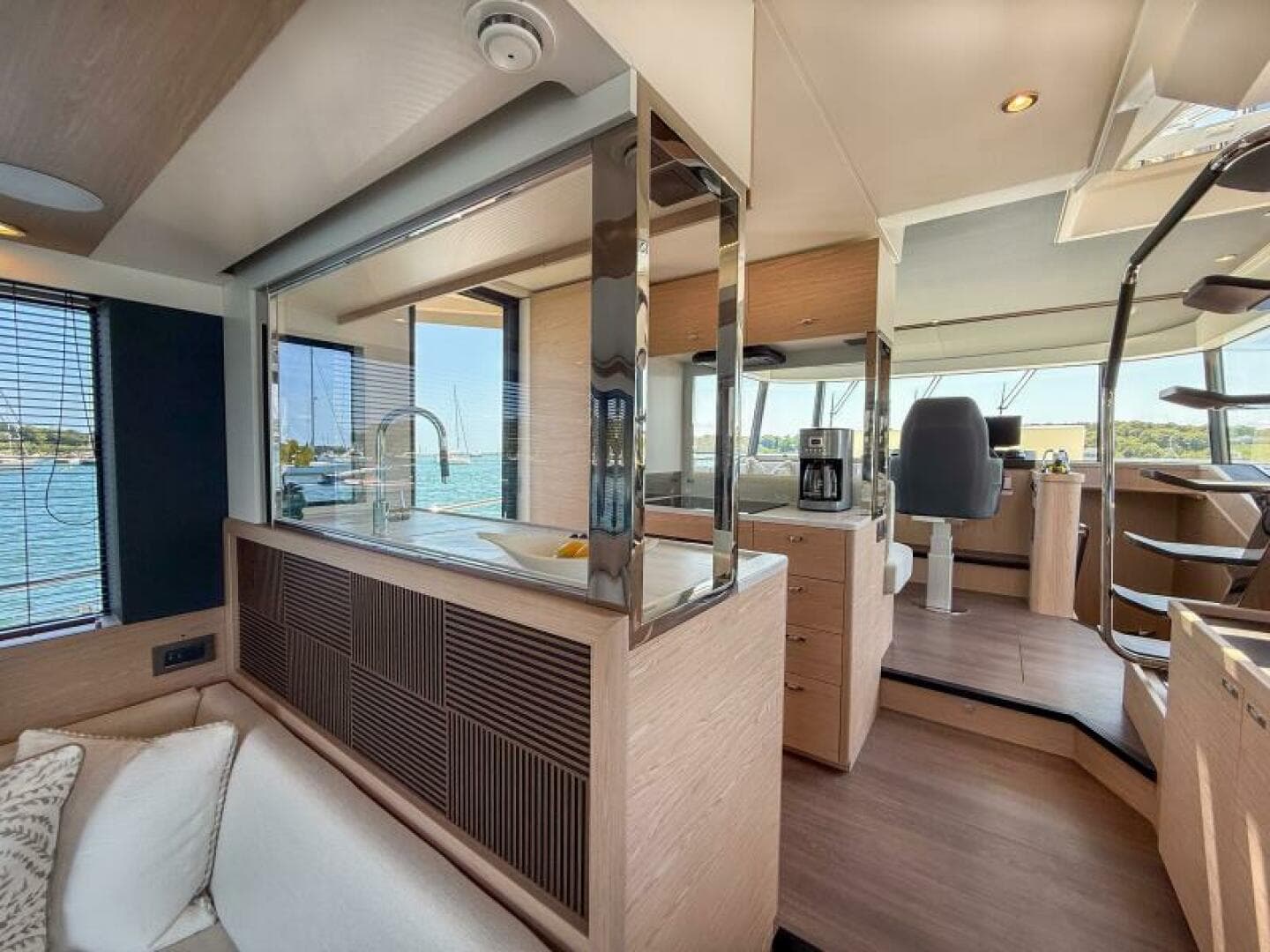 2026 Beneteau Swift Trawler 54 — photo 8