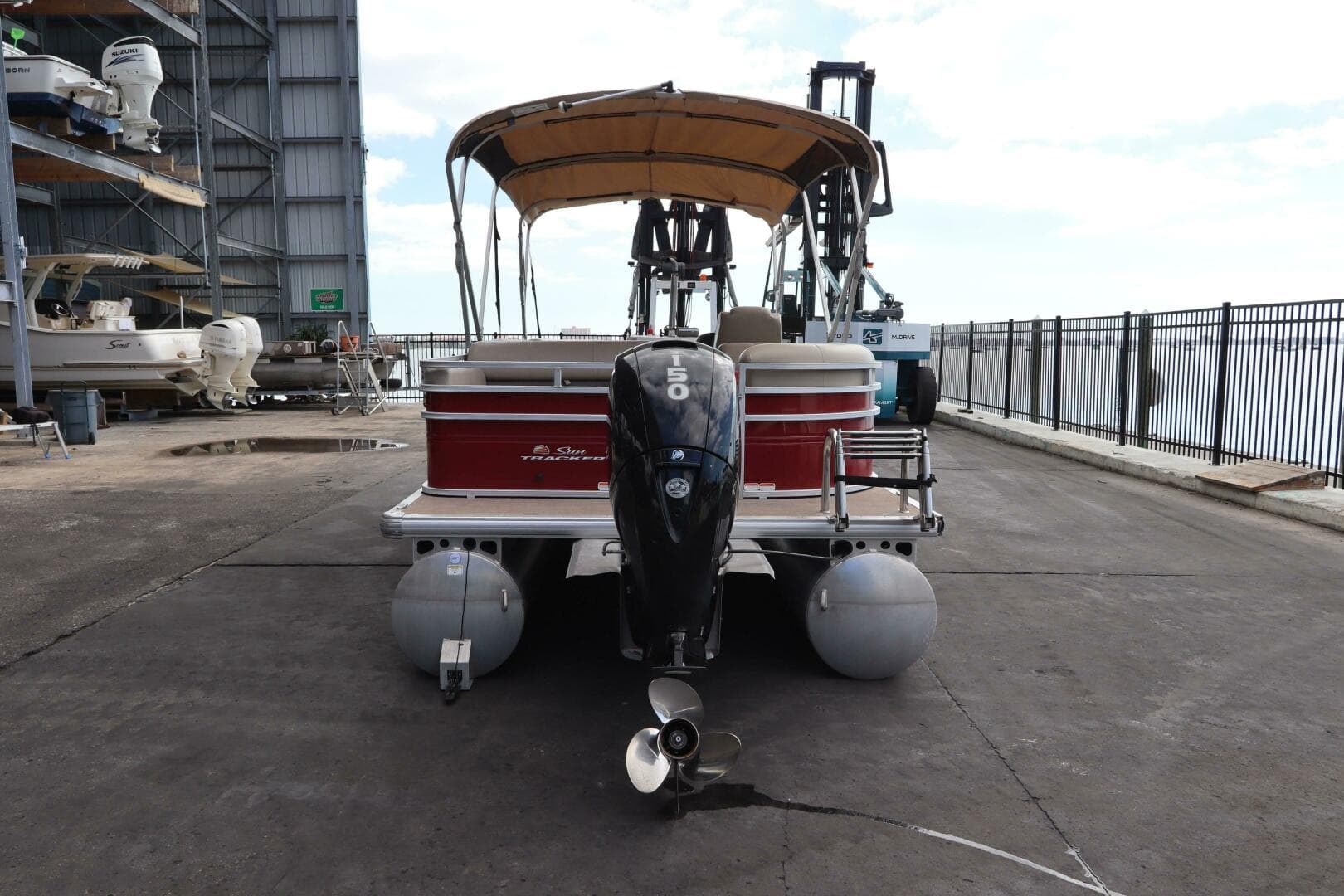 2024 Sun Tracker Party Barge 22 Dlx — photo 7