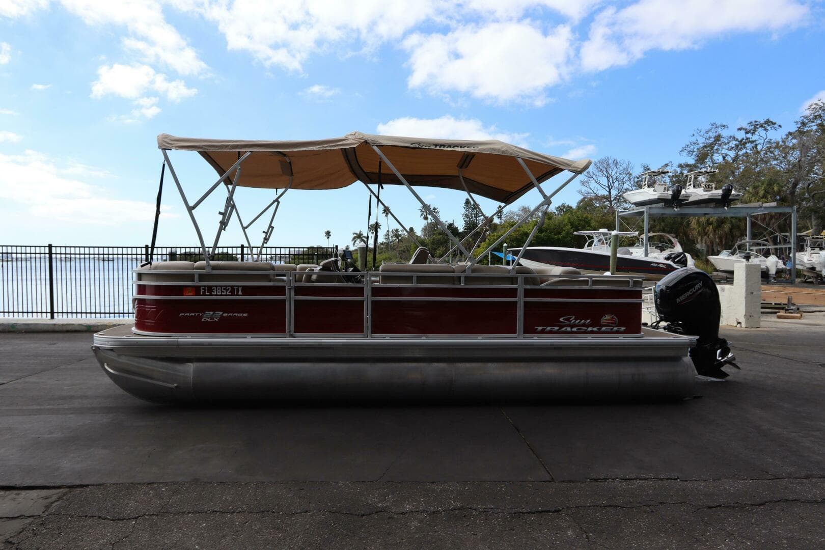2024 Sun Tracker Party Barge 22 Dlx — photo 2