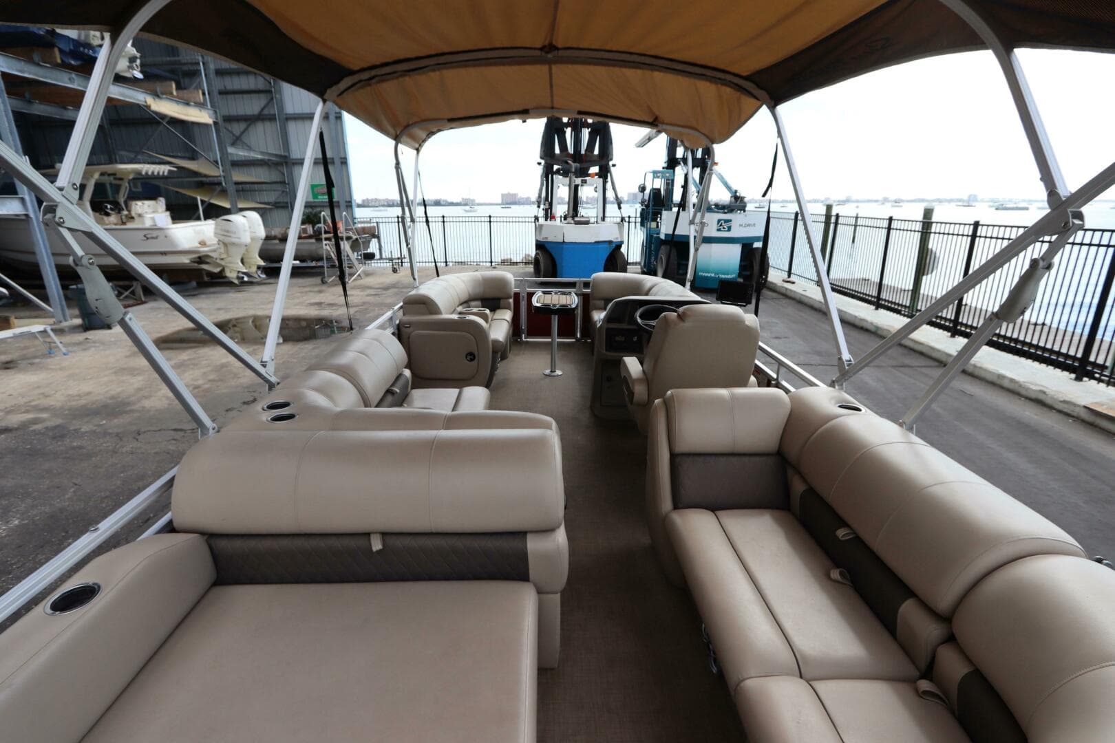 2024 Sun Tracker Party Barge 22 Dlx — photo 13