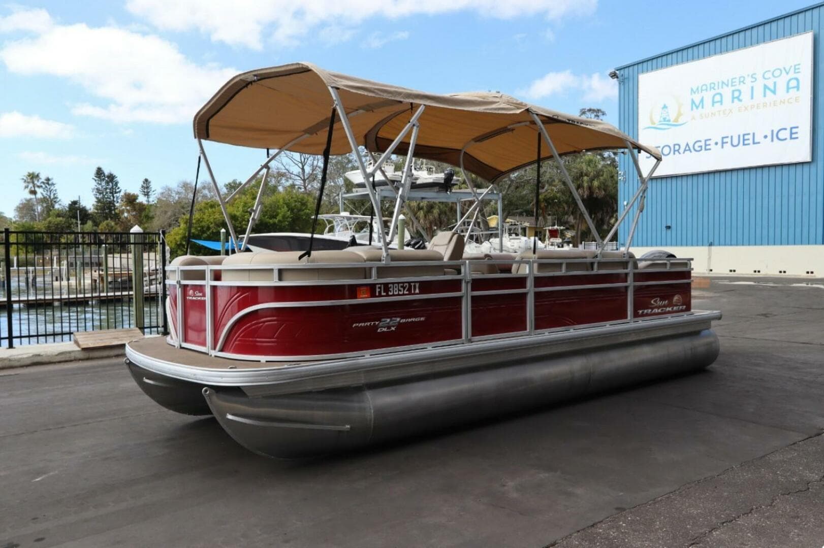 2024 Sun Tracker Party Barge 22 Dlx — photo 4