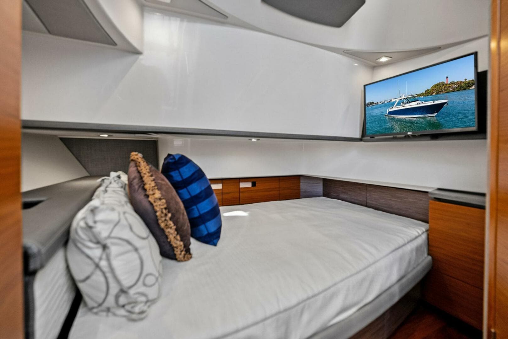 2019 Tiara Yachts 38 LS — photo 16