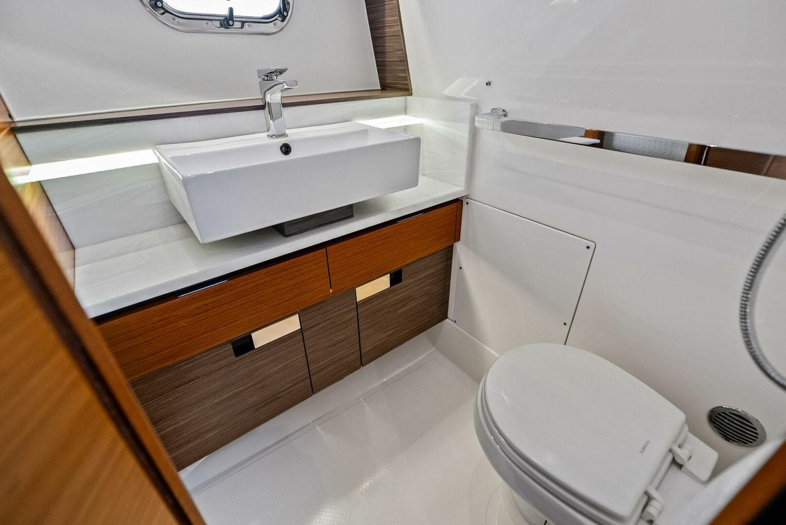 2019 Tiara Yachts 38 LS — photo 18