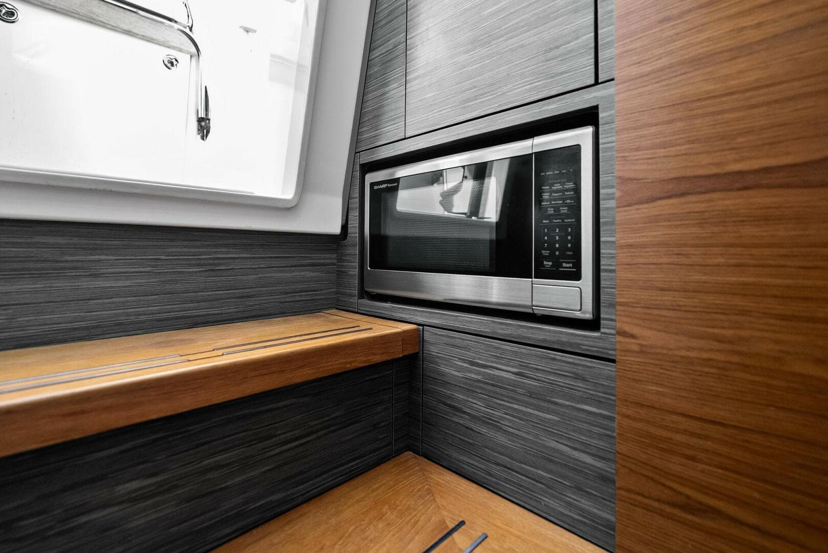 2019 Tiara Yachts 38 LS — photo 17