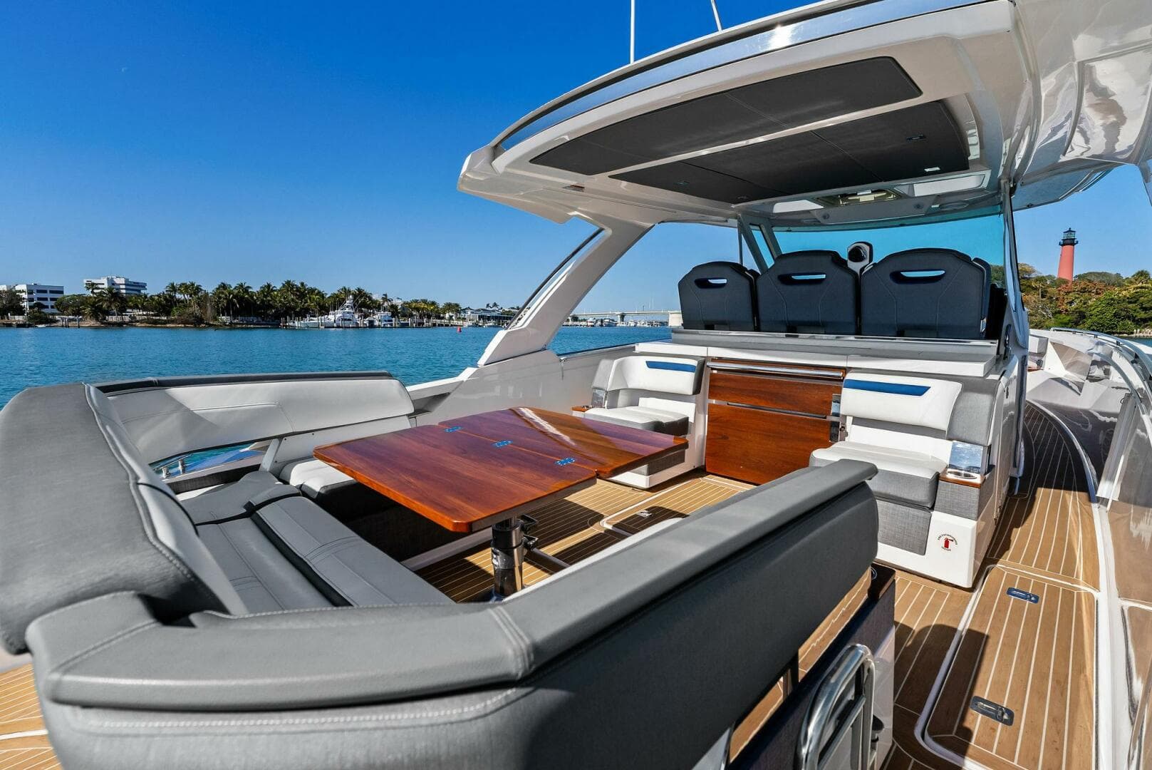 2019 Tiara Yachts 38 LS — photo 11