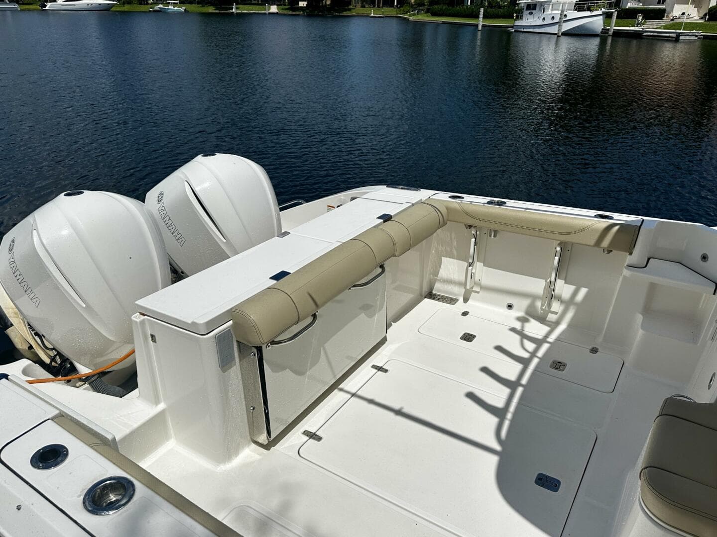 2019 Pursuit 325 OS — photo 16