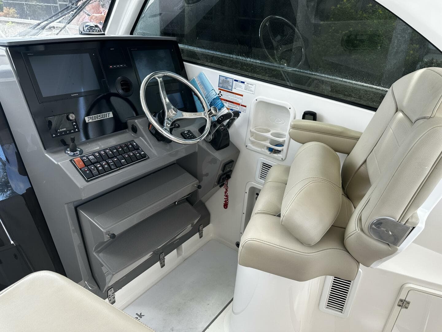 2019 Pursuit 325 OS — photo 10