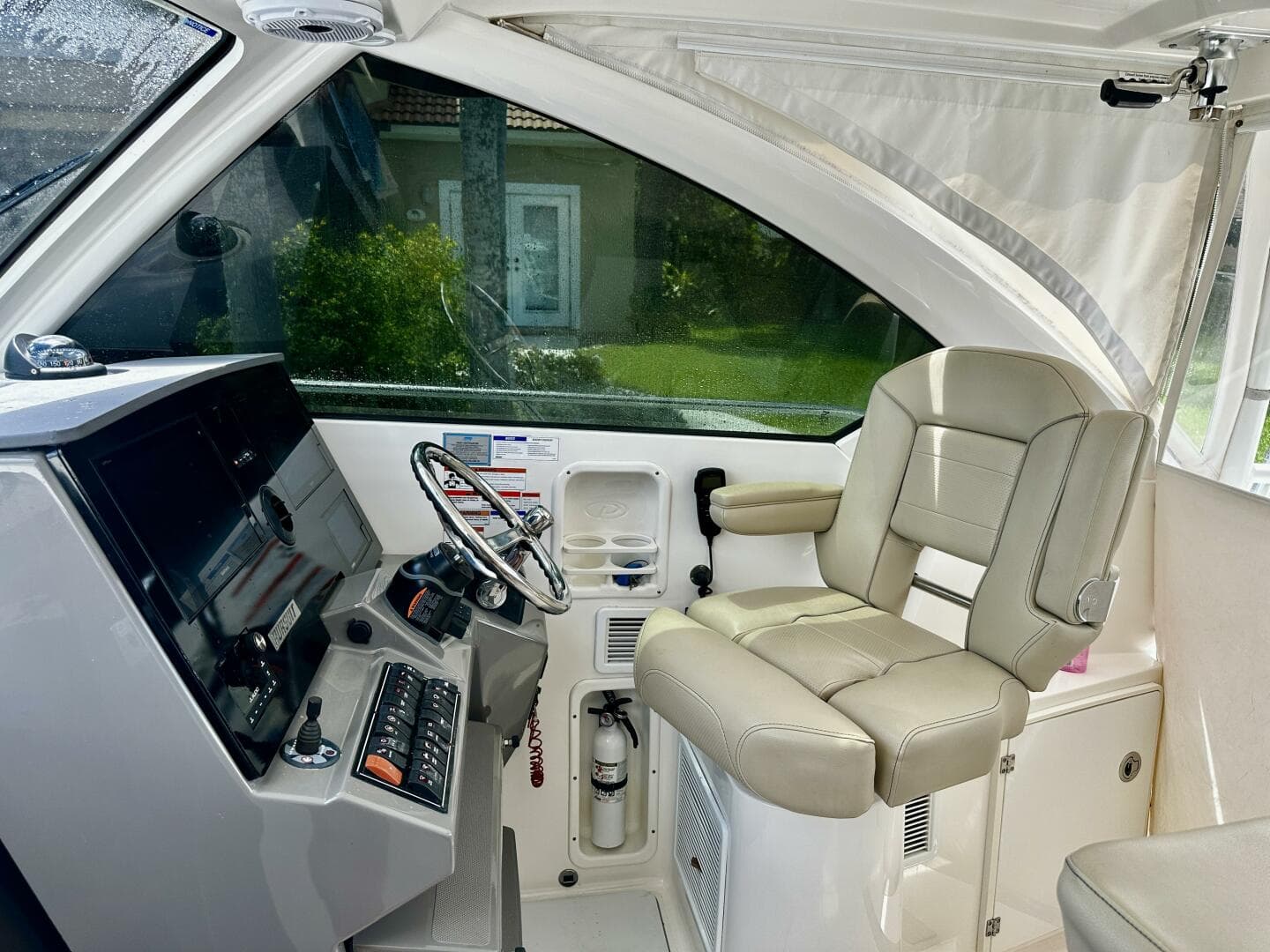 2019 Pursuit 325 OS — photo 9