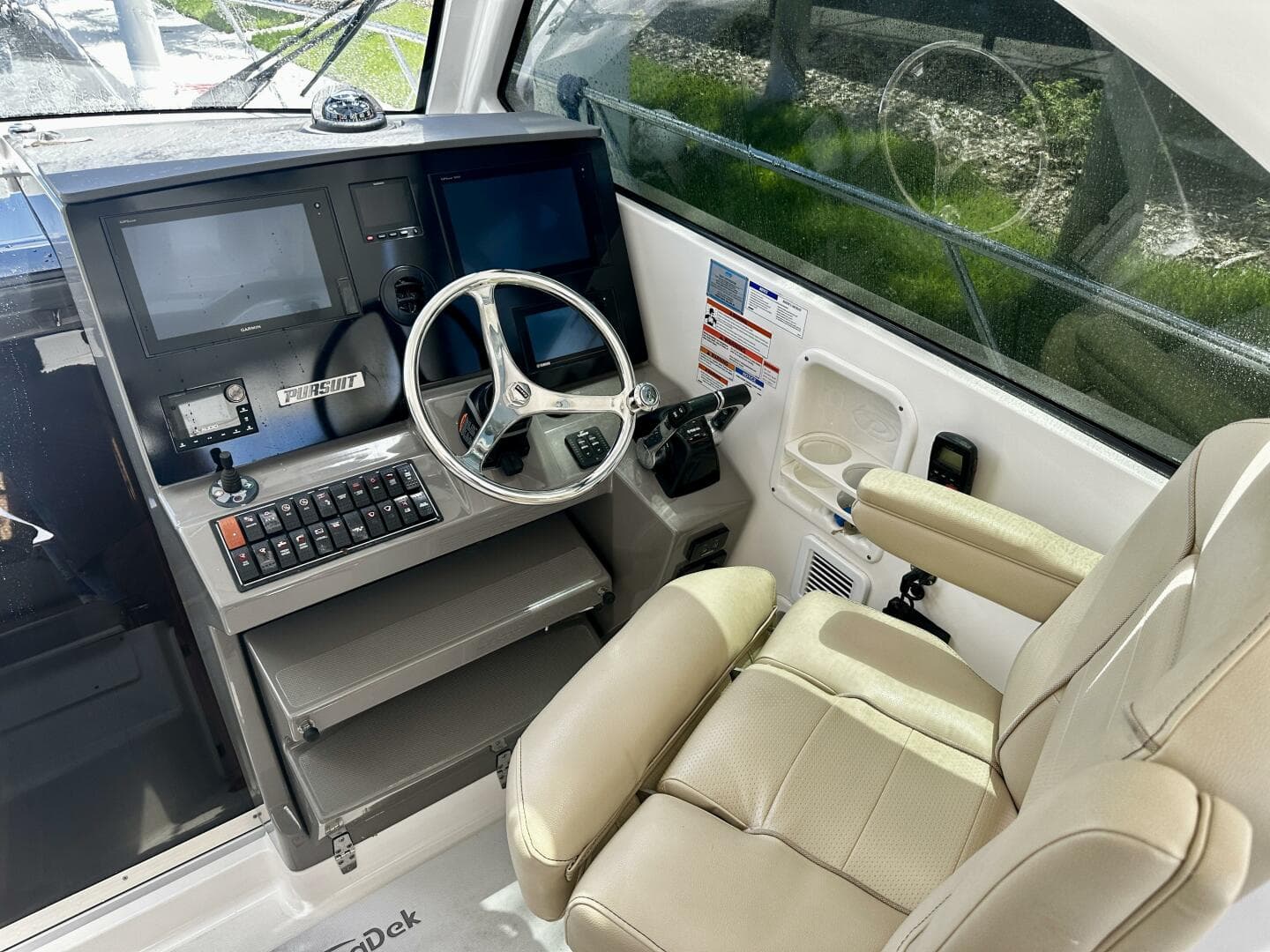 2019 Pursuit 325 OS — photo 11