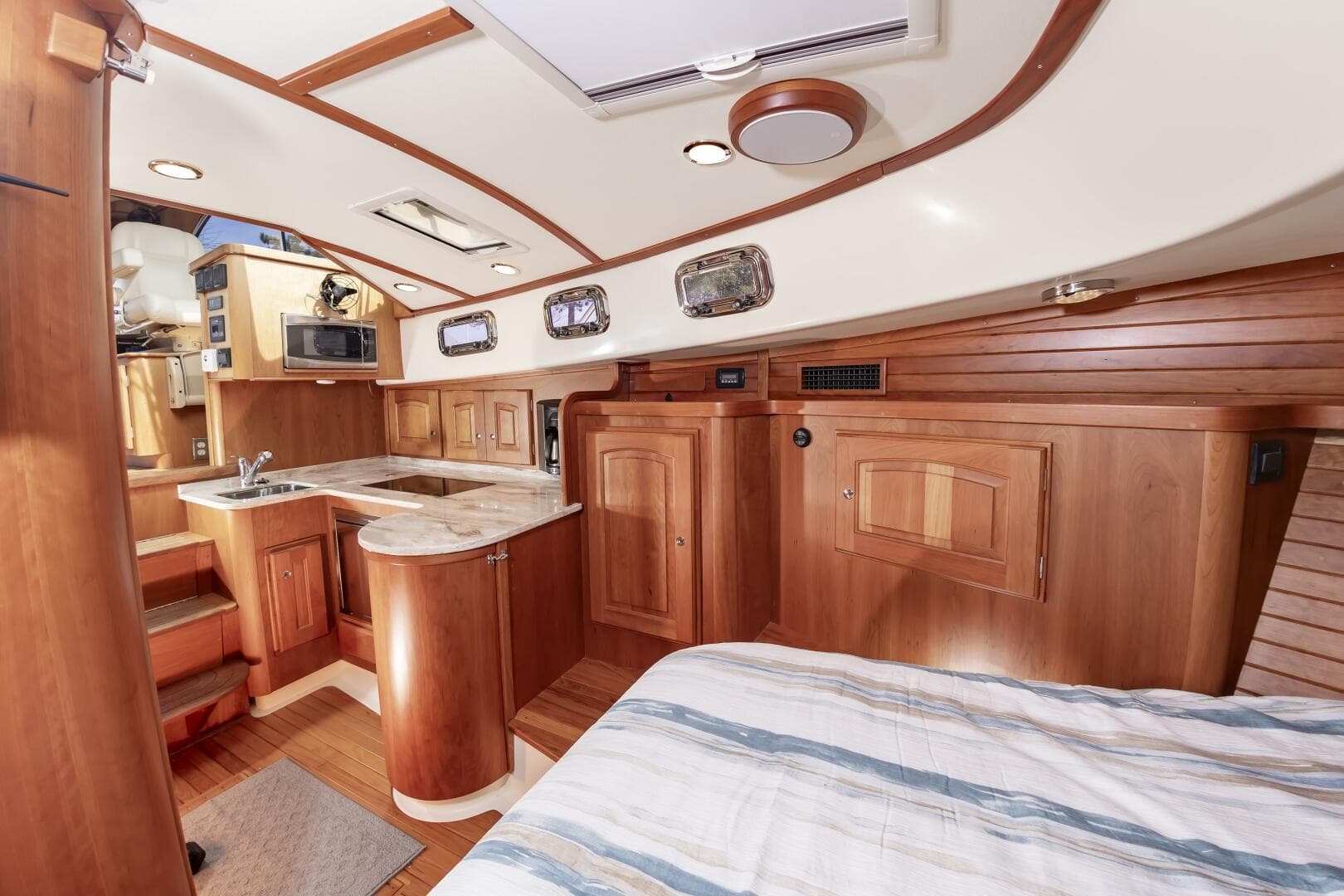 2018 Legacy 36 — photo 33