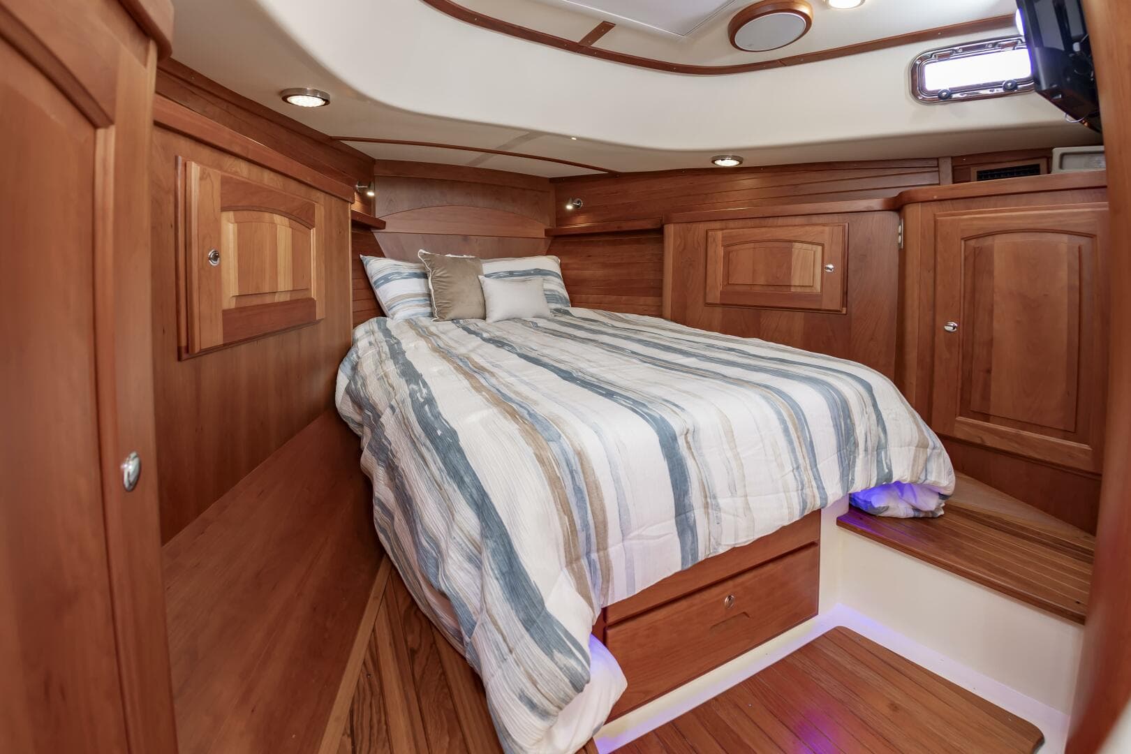 2018 Legacy 36 — photo 31