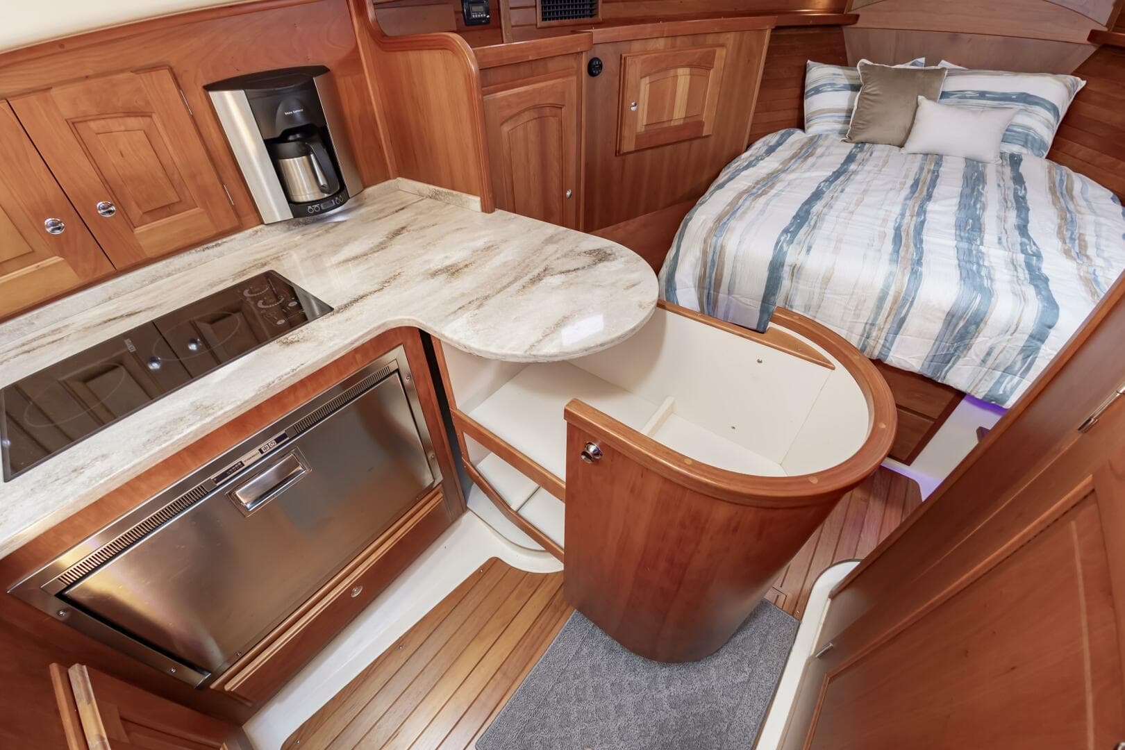 2018 Legacy 36 — photo 26