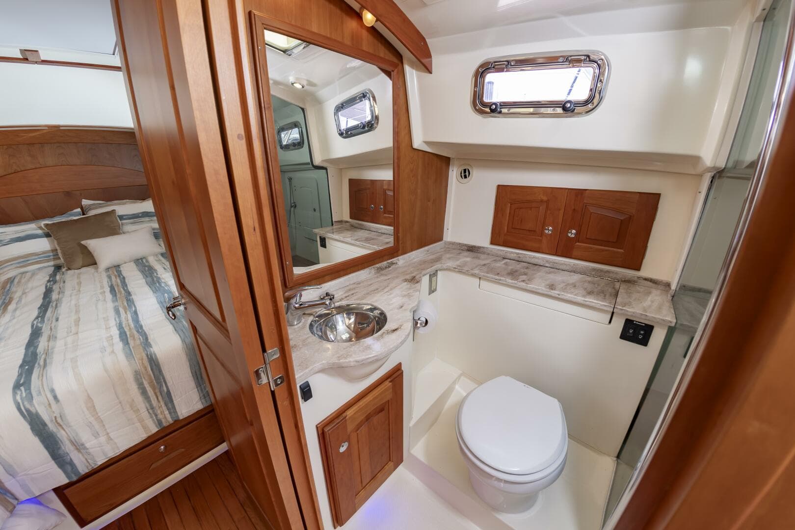 2018 Legacy 36 — photo 28