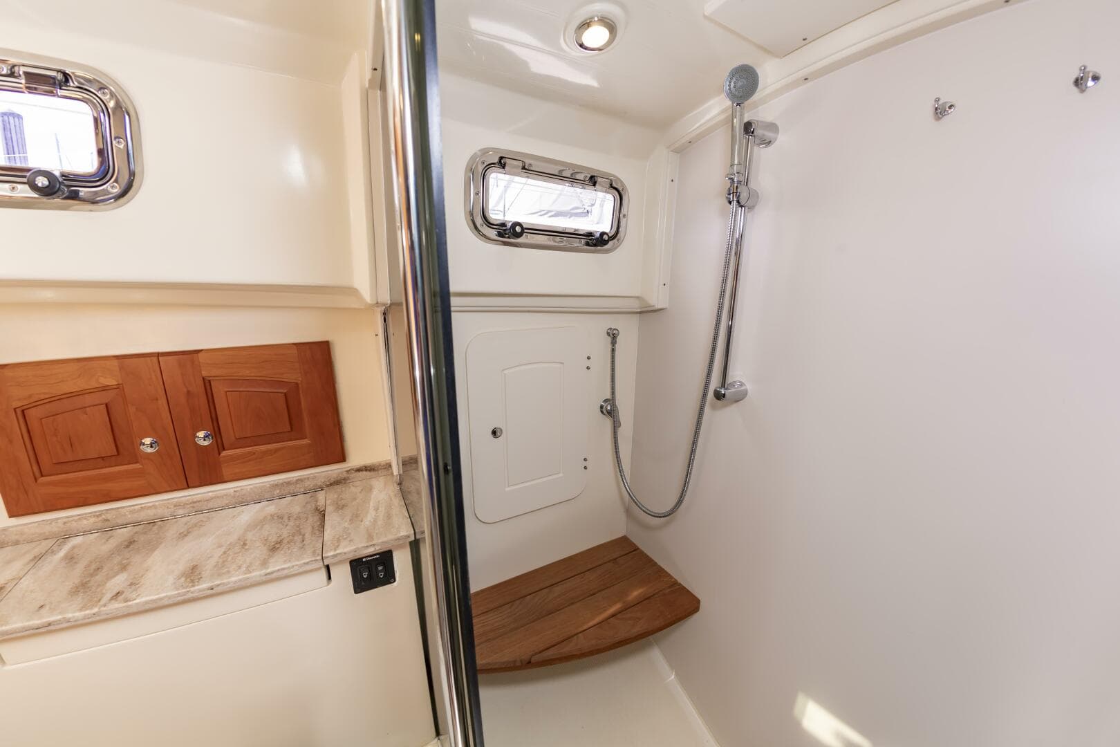 2018 Legacy 36 — photo 30