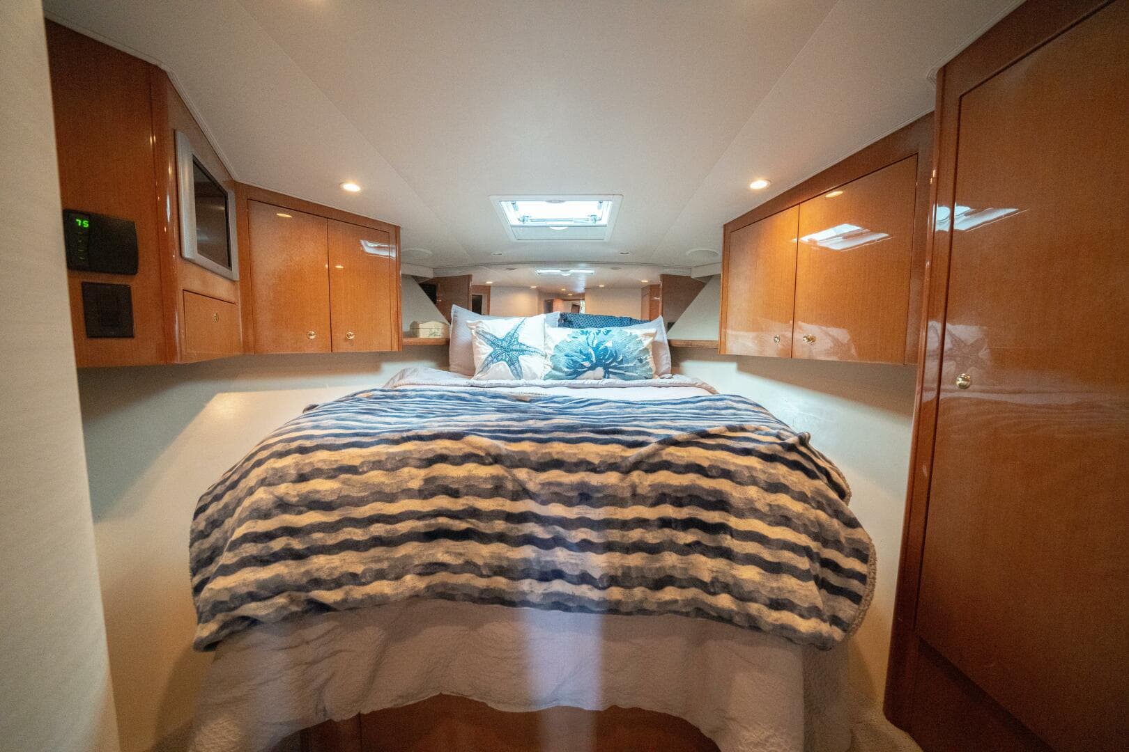 2005 Viking 52 Convertible — photo 15