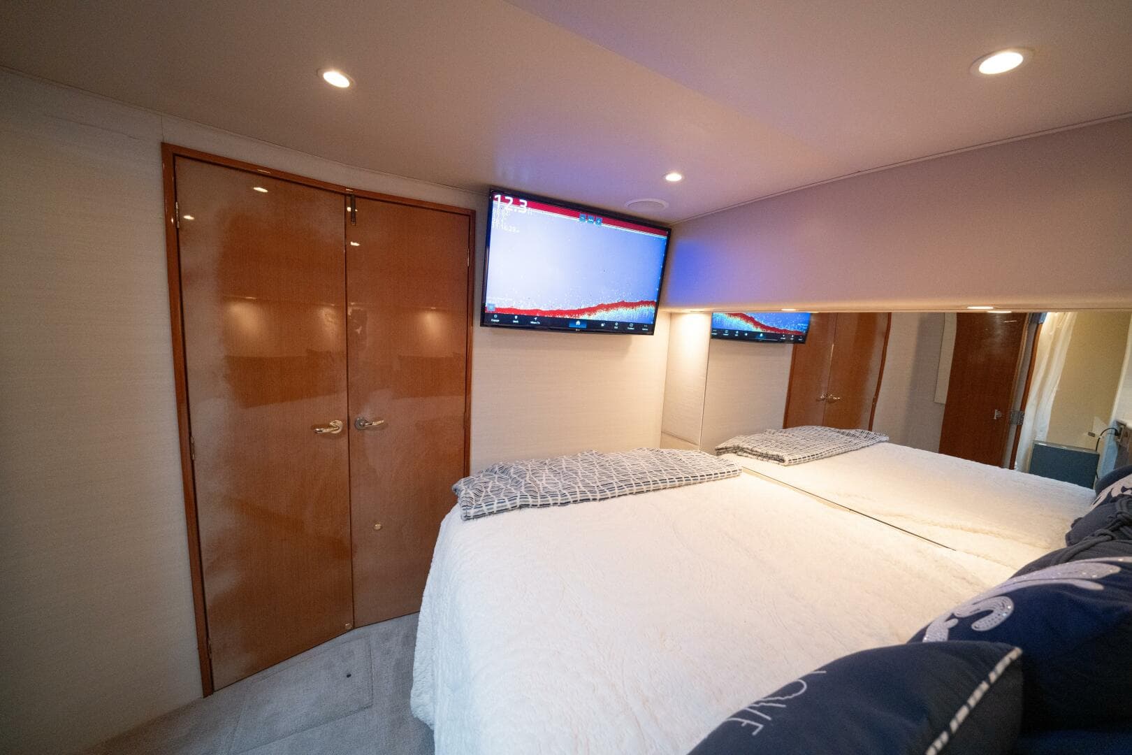 2005 Viking 52 Convertible — photo 19