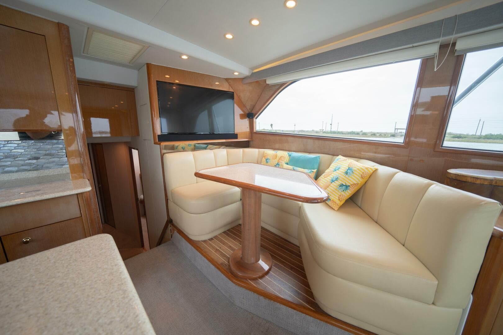 2005 Viking 52 Convertible — photo 9