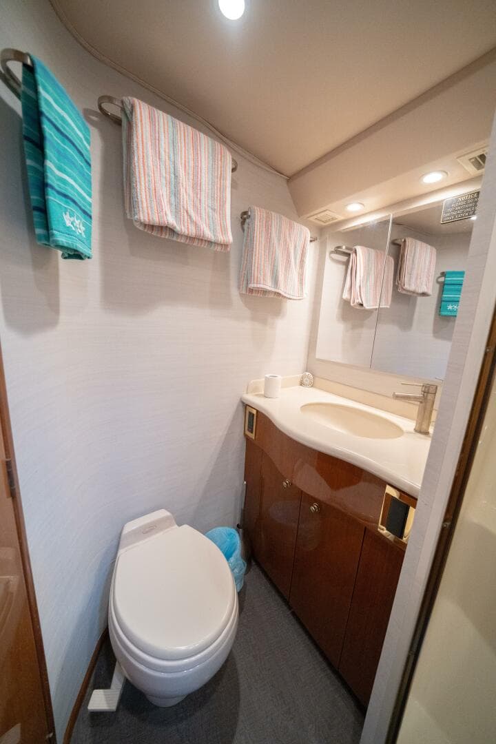 2005 Viking 52 Convertible — photo 13