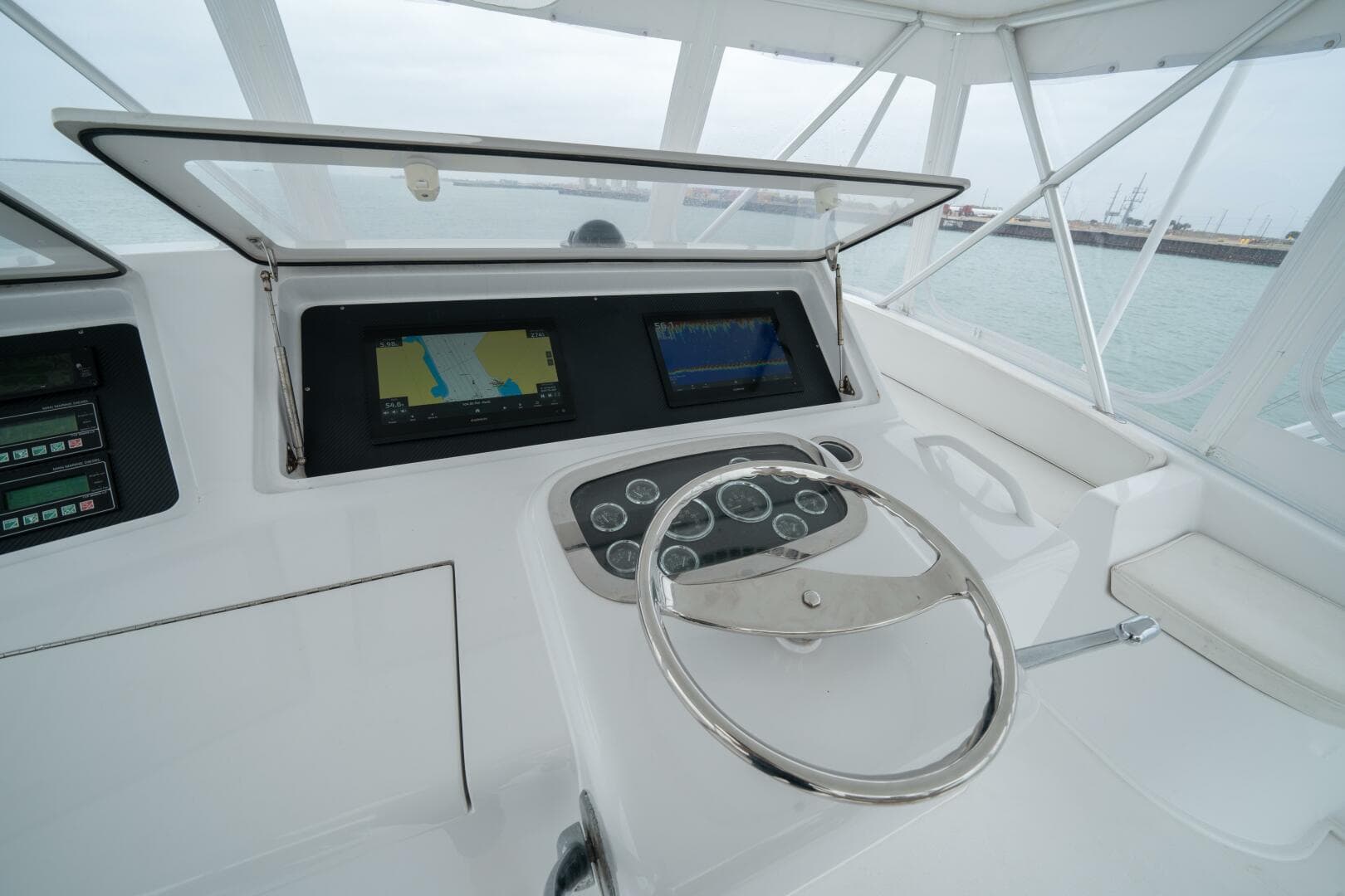 2005 Viking 52 Convertible — photo 27