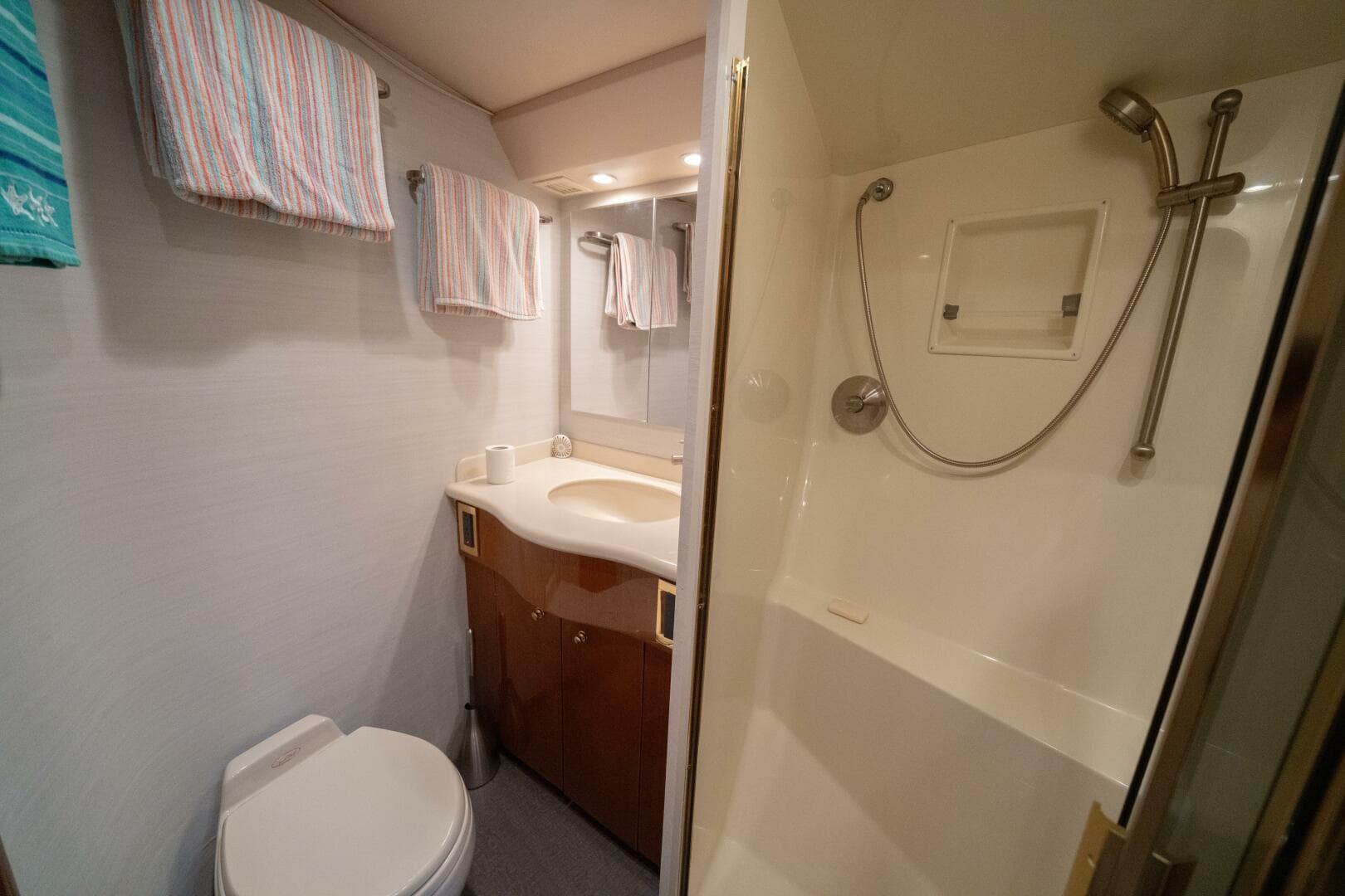 2005 Viking 52 Convertible — photo 14